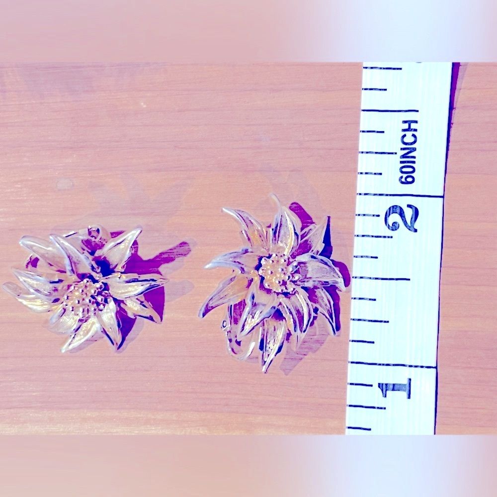 Boucher Gold Flower clip-on earrings - Picture 7 of 8